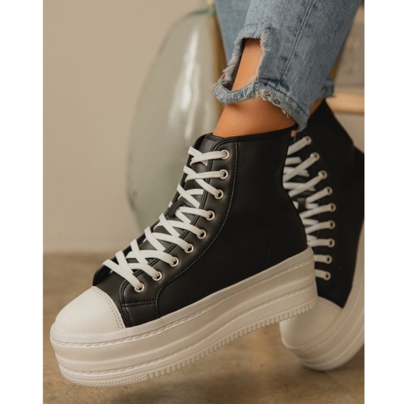 Dolls Kill Shoes - 𝙇𝙖𝙨𝙩 𝙎𝙞𝙯 9🖤Platform Flatform Sneaker - BLK